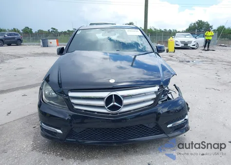 2013 Mercedes-Benz C 300 Luxury 4Matic/Sport 4Matic z USA, uszkodzony, nr VIN WDDGF8AB3DG067271